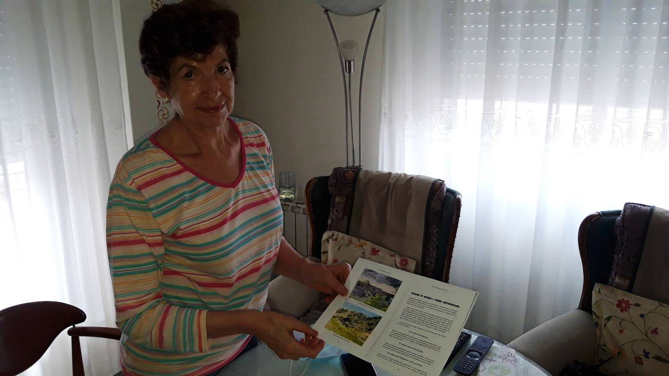 Recuerdos. Lola Ríos muestra la foto con el molino 