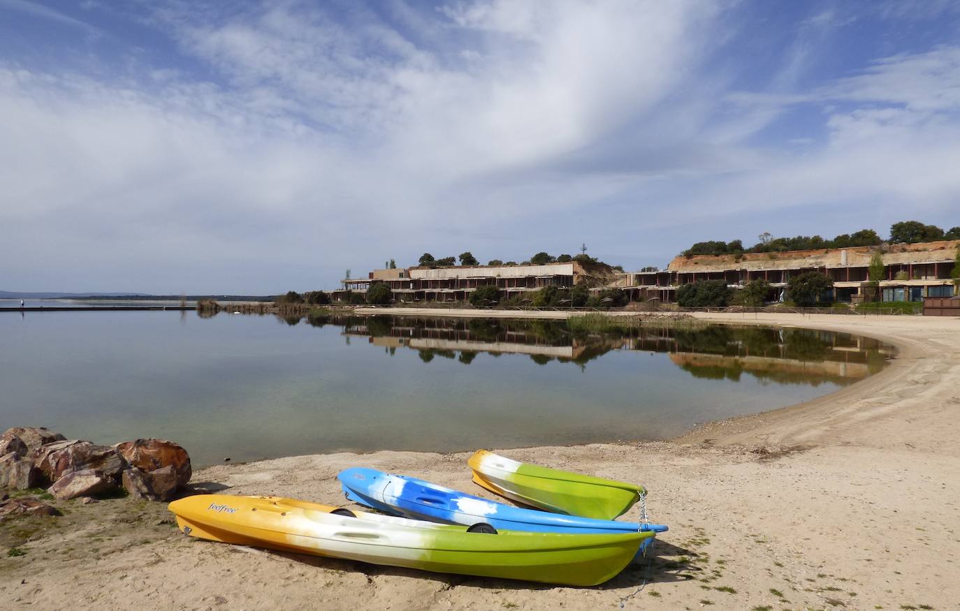 La playa con el spa a medio construir al fondo 