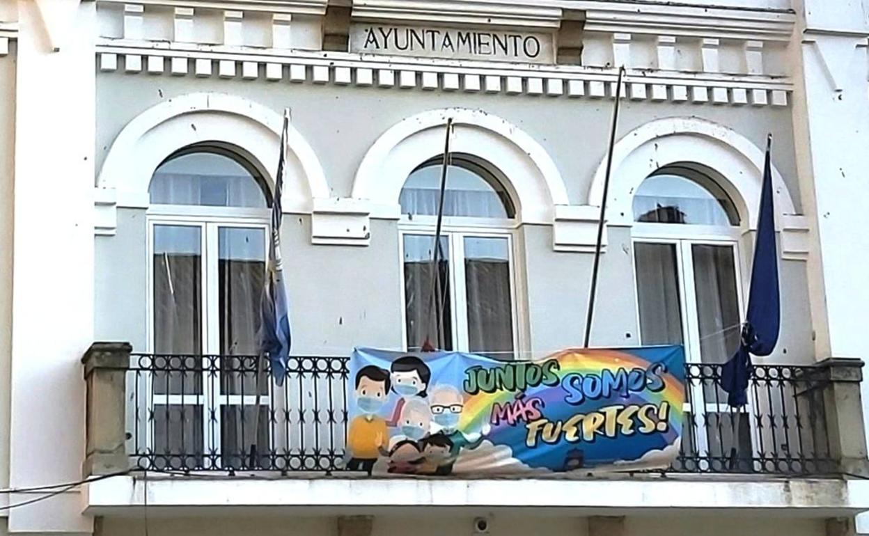 El PP pide que se izen de inmediato las banderas española y extremeña en el balcón municipal
