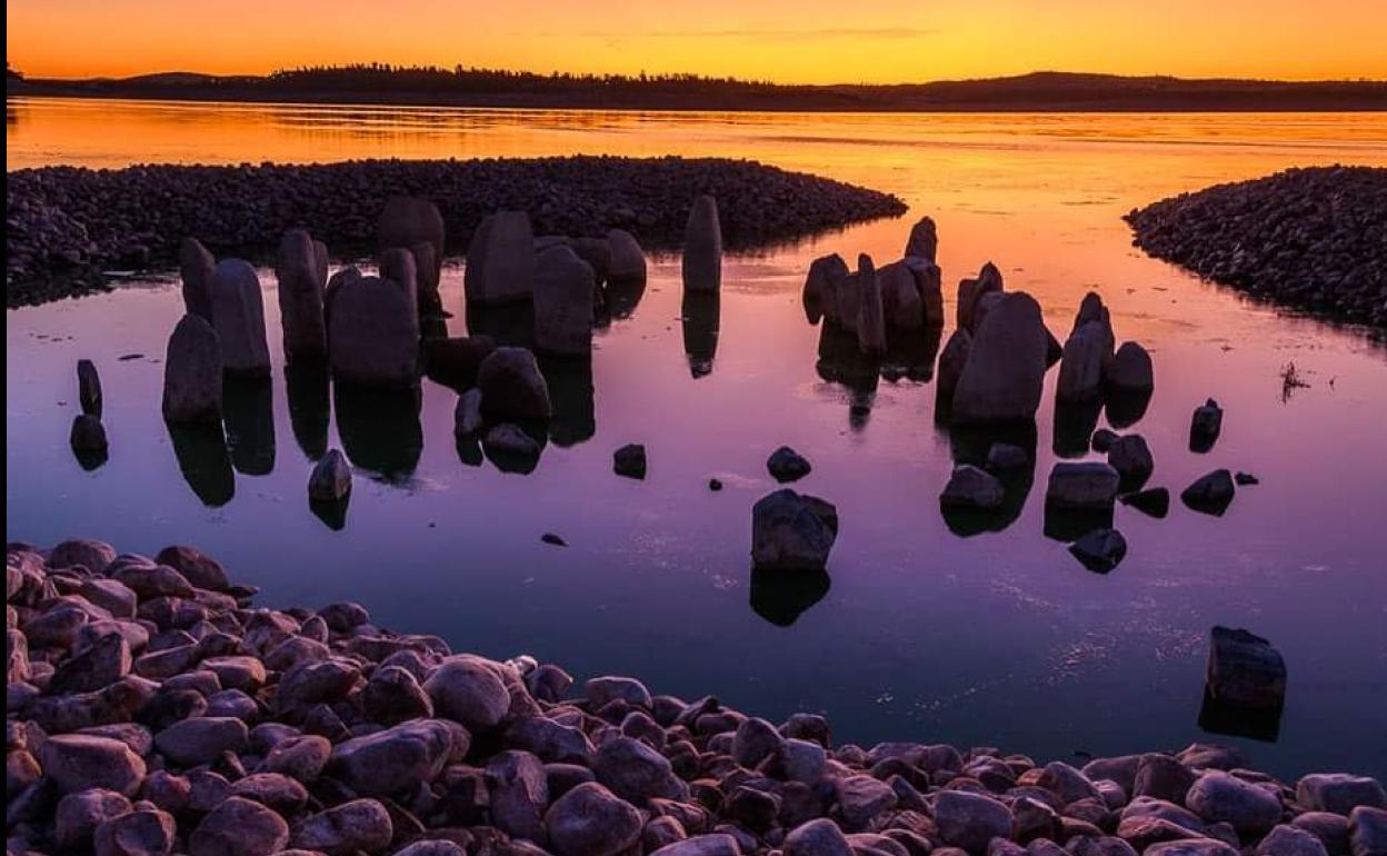 El dolmen ya con agua, en octubre del 2019 