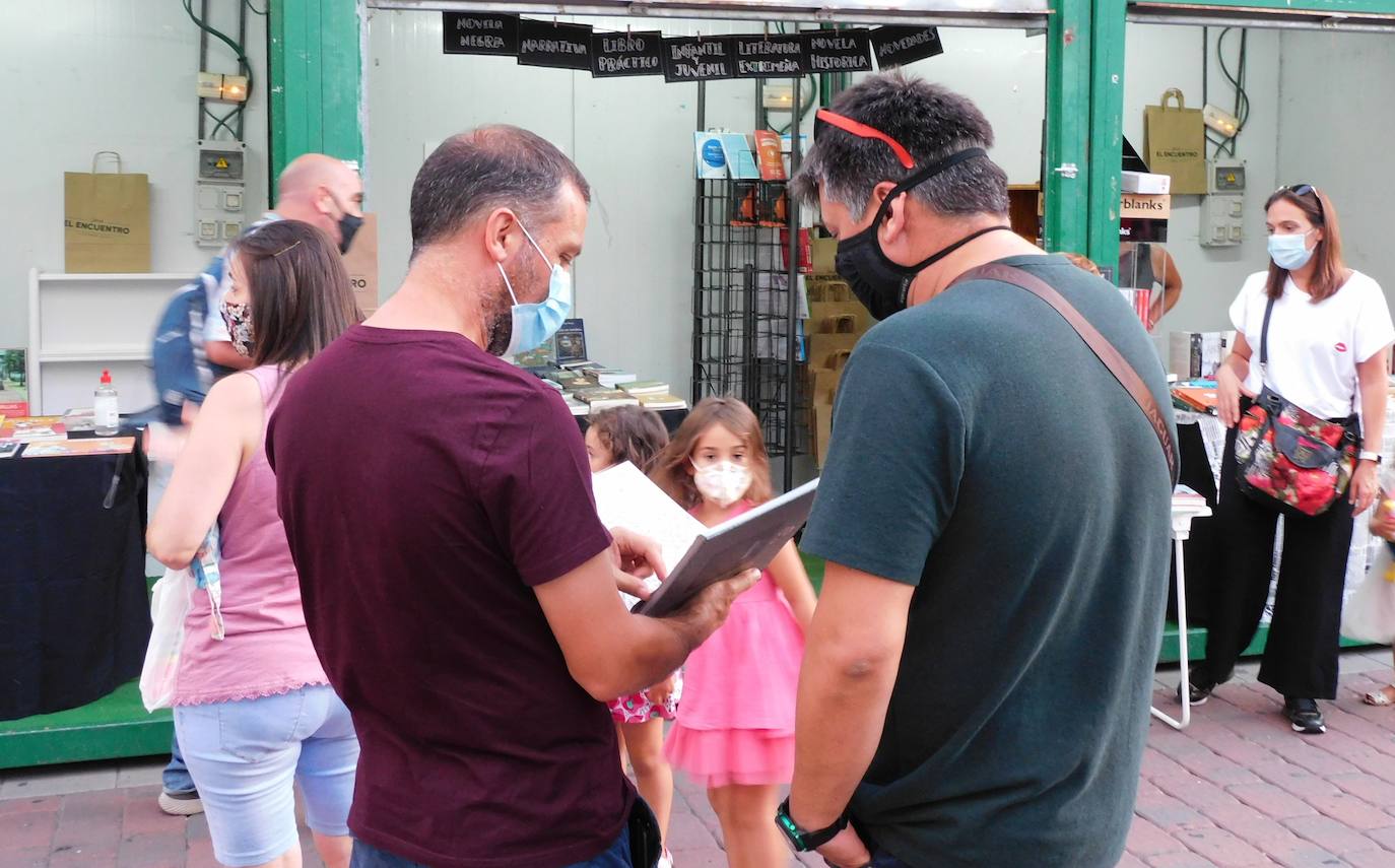 Casetas de los libreros en la zona peatonal 