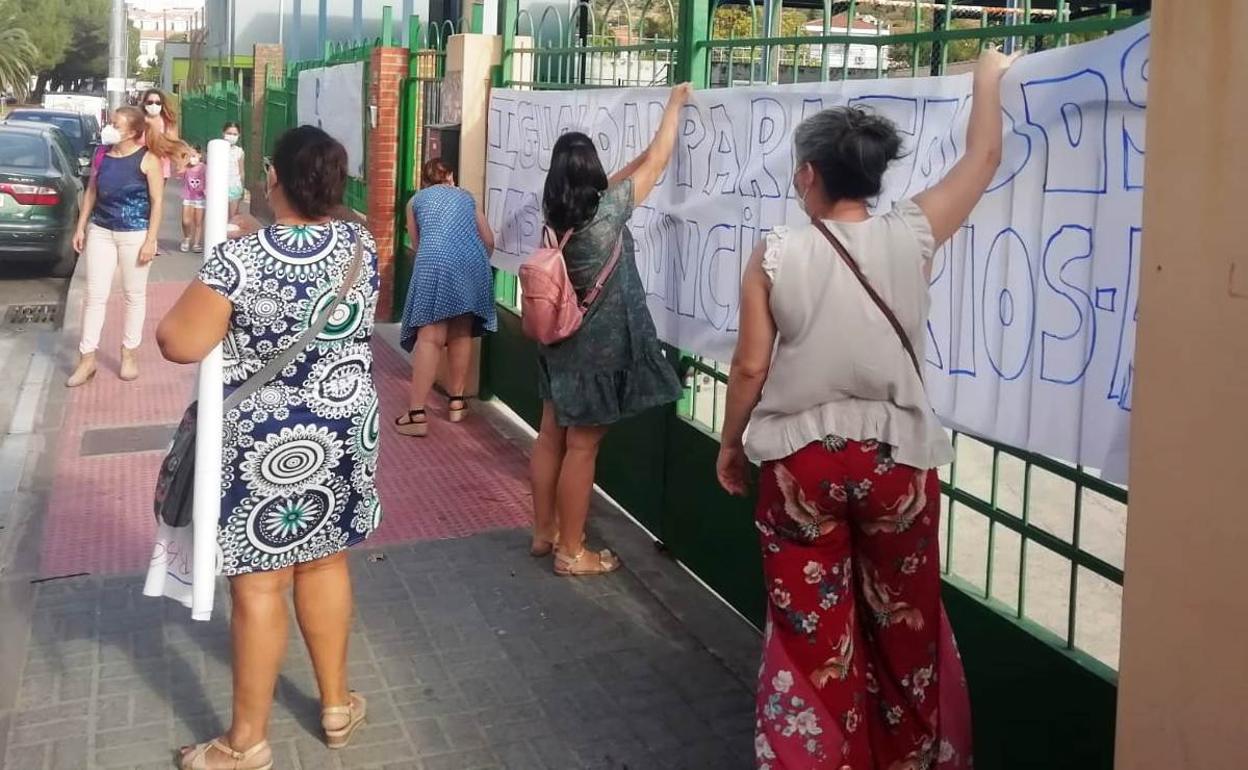 Responsables de la asociación de madres y padres de alumnos a las puertas del centro 