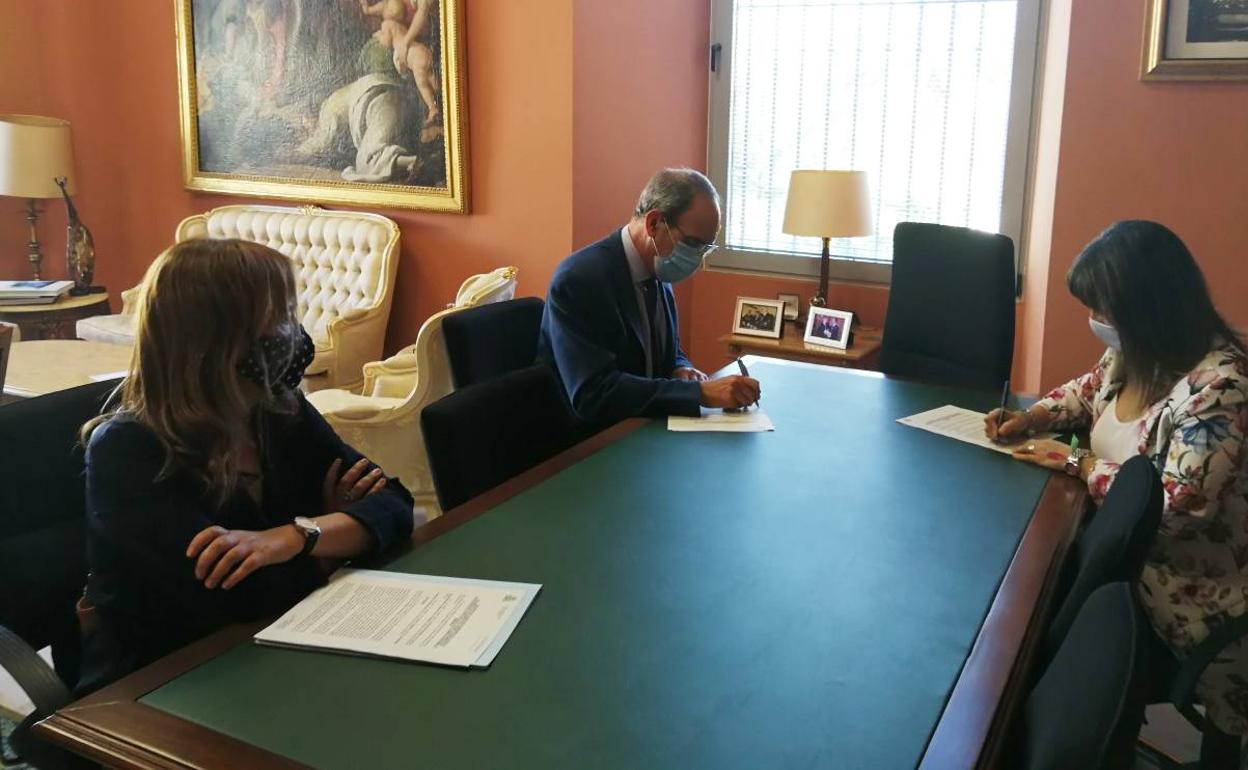 El convenio lo han firmado en Cáceres el Fiscal Superior y la alcaldesa 