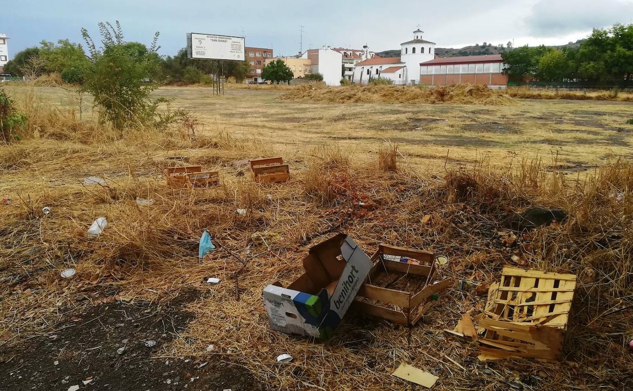 Basura habitual en la explanada próxima a San Isidro 
