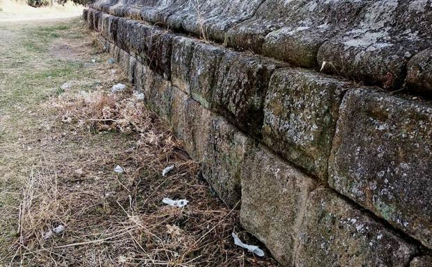 Suciedad acumulada junto a un monumento milenario 