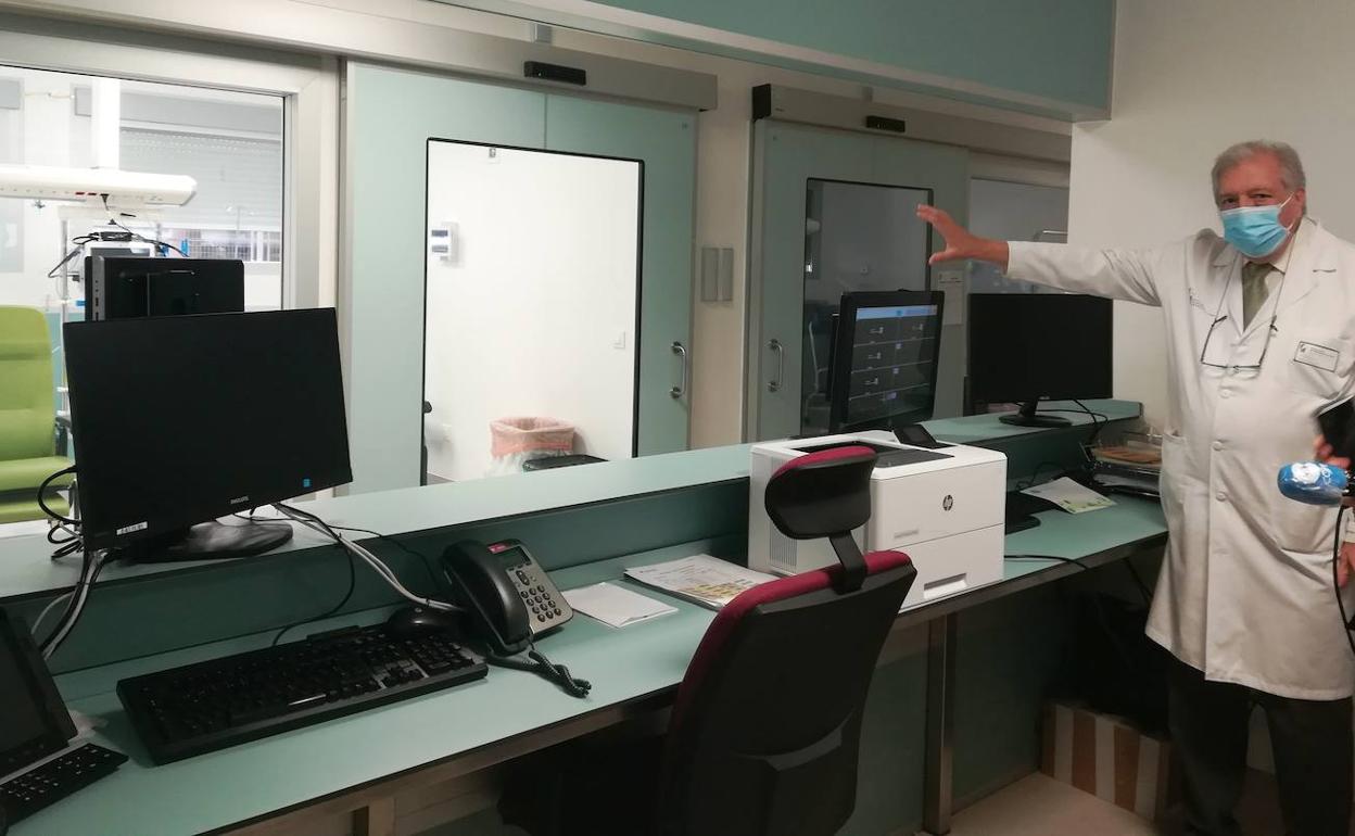 El gerente del Área de Salud, Javier Godoy, muestra la nueva Unidad