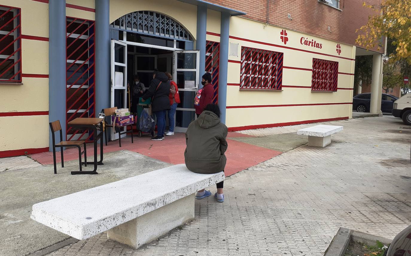 El reparto de alimentos se hace una vez al mes 