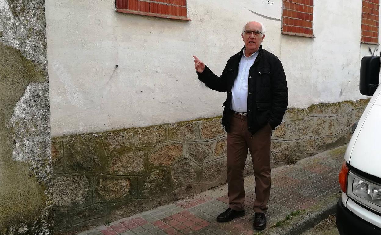 Francisco Palacios junto al bloque en cuestión 