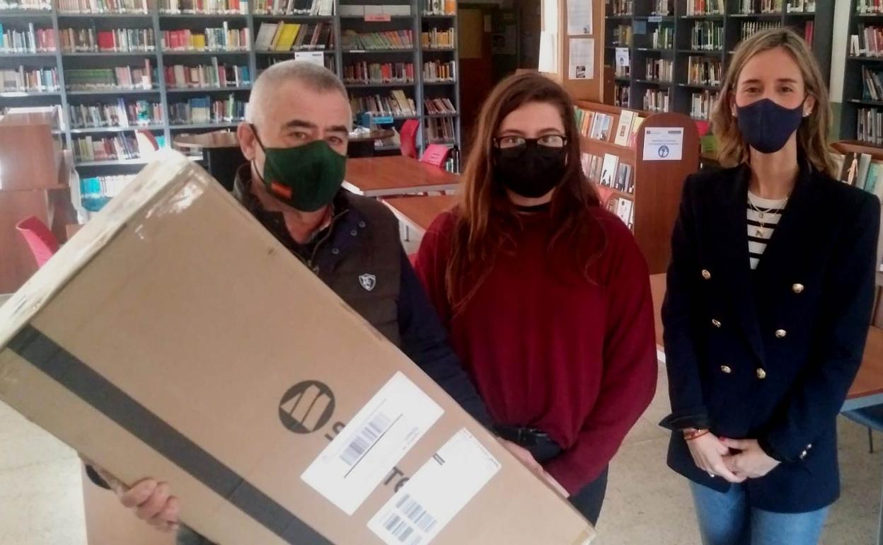 La Hermandad de Donantes de Sangre entrega el premio a la ganadora del 29º Certamen de Dibujo infantil y juvenil