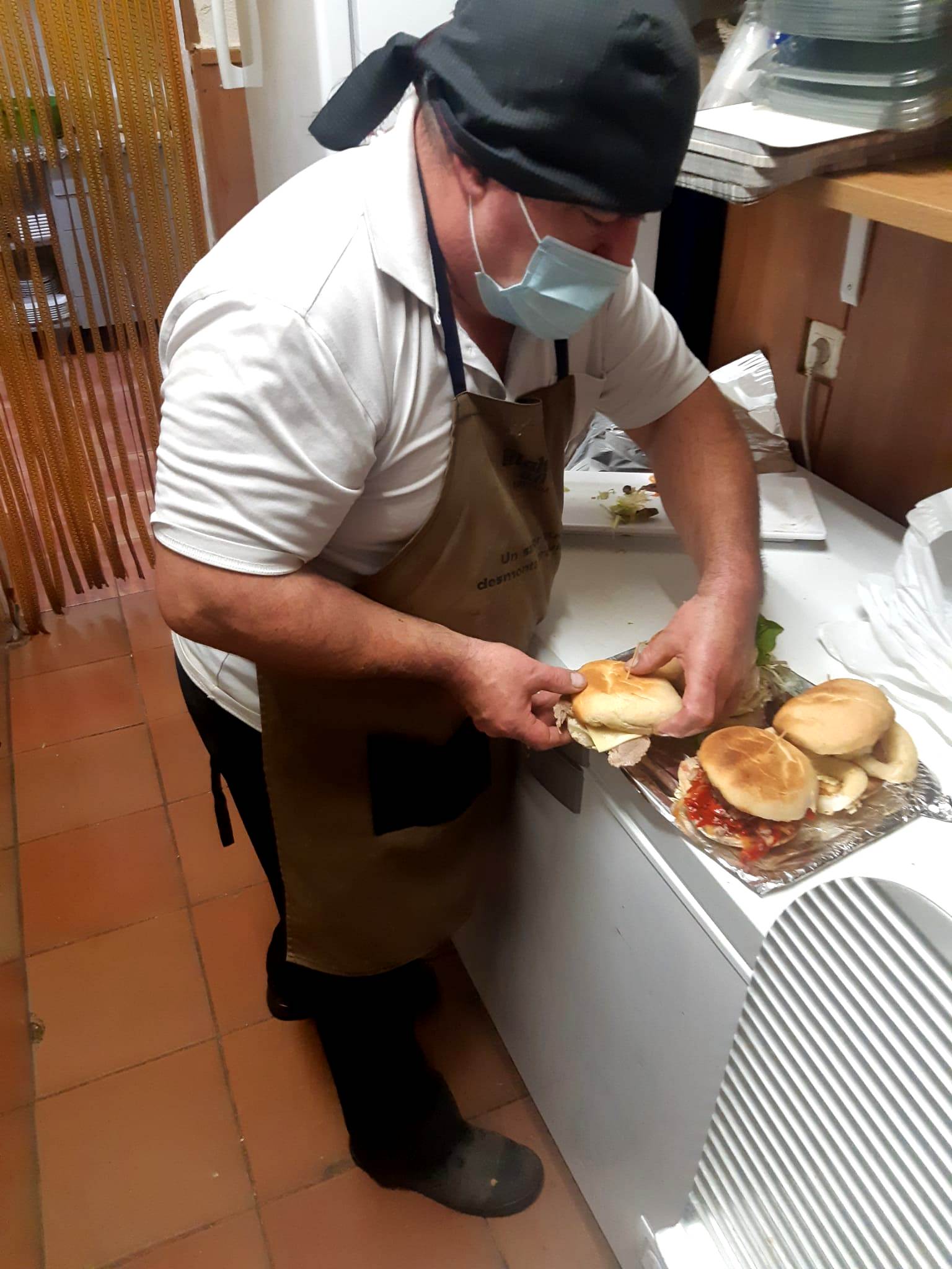 David, de la cafetería Avenida, preparando un encargo 
