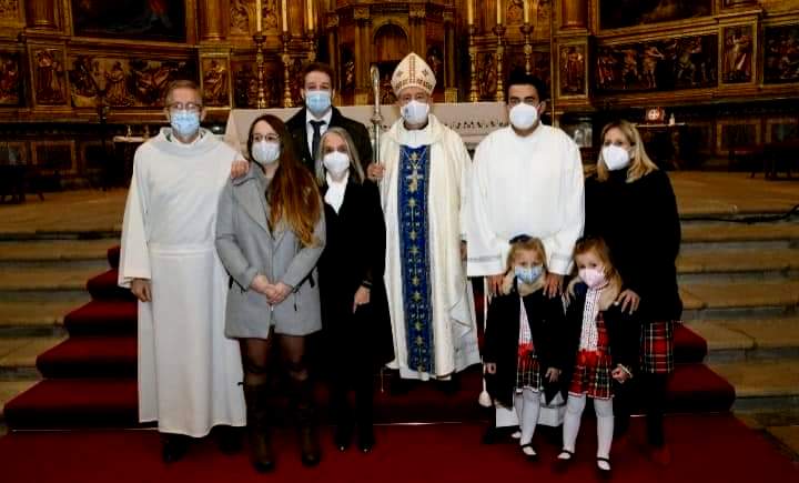 Los próximos diáconos con el Obispo y con sus respectivas familias 