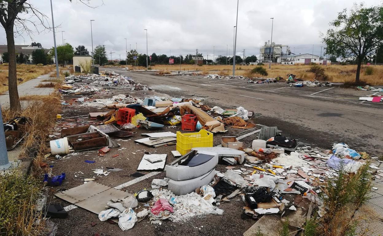 La imagen que ofrece la zona, frente a un instituto, no puede ser más lamentable