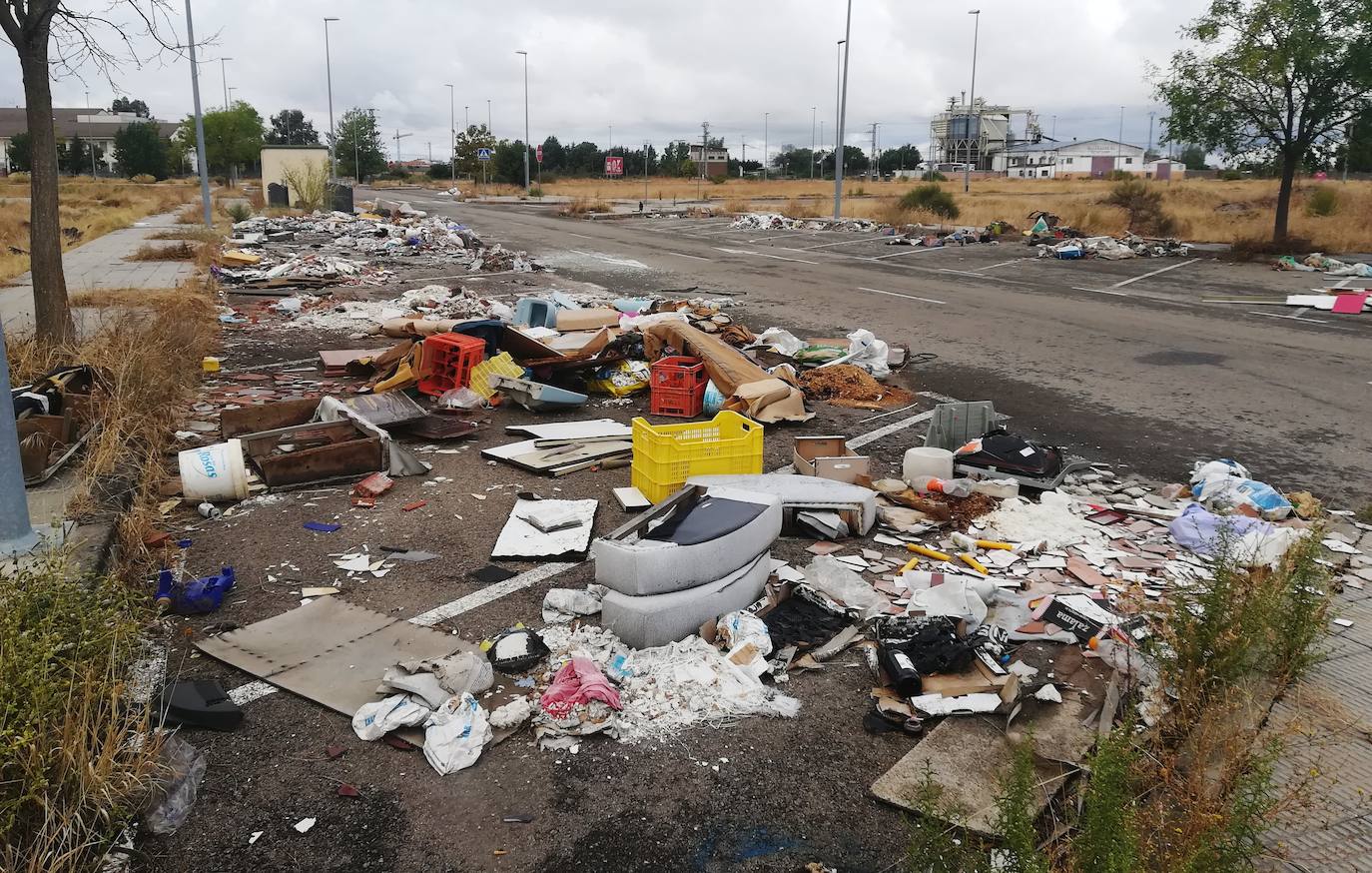 Fotos: Urbanización Los Viñazos, ¿de basurero a ferial?