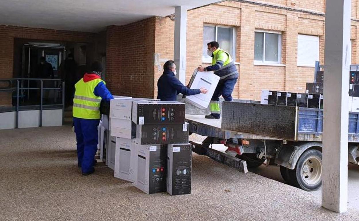Llegada de los equipos al colegio Campo Arañuelo 