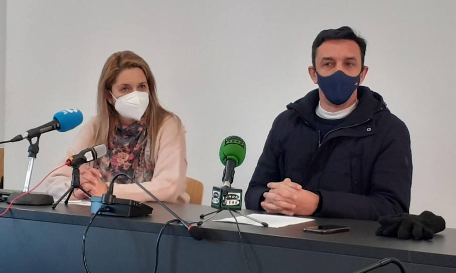 Nuria Camacho con el también concejal Roberto García 