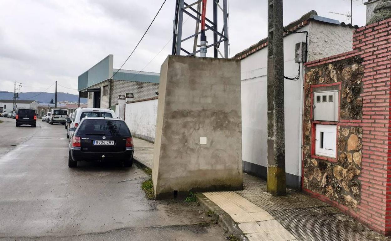 La base de la torreta invade la acera 