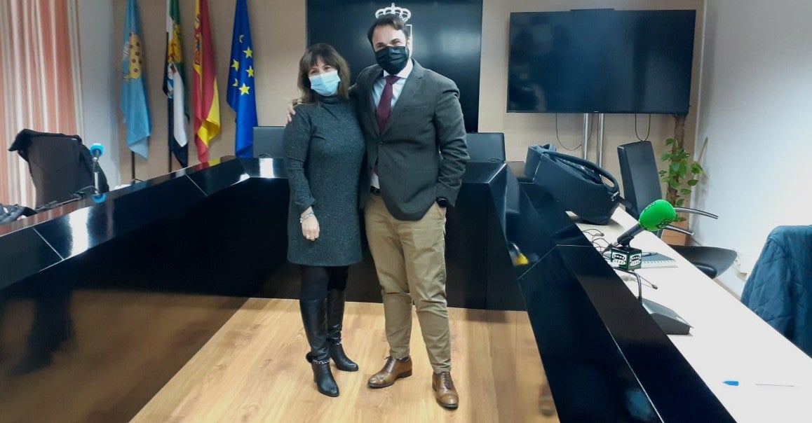 El dimitido concejal con la alcaldesa tras anunciar su renuncia 