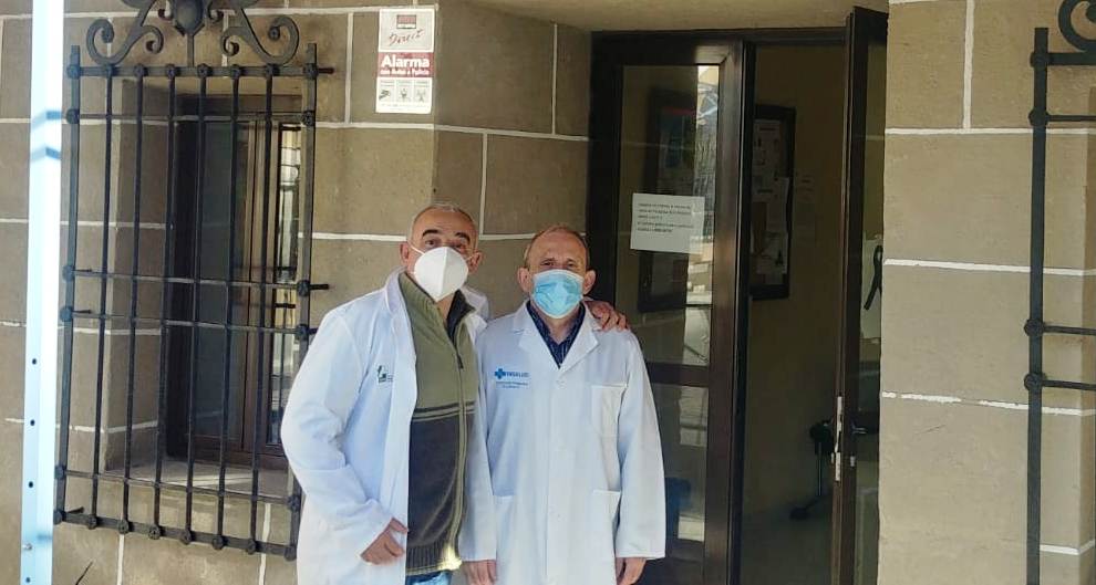 El recièn jubilado con el médico de la población, Carlos Elías 