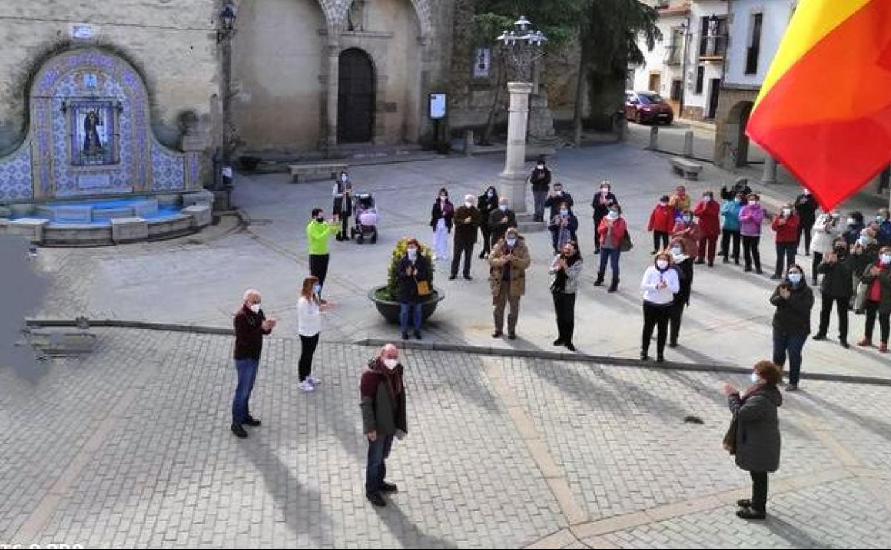 Vecinos de Peraleda despiden con aplausos a su enfermero durante 39 años, Antonio López Rufo, al jubilarse