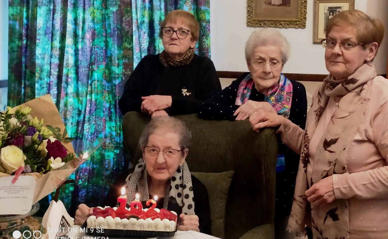 La centenaria vive con su hermana y sus hijas 
