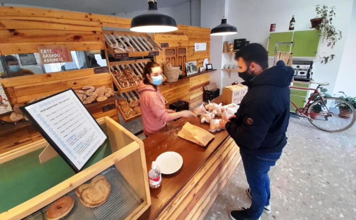 El despacho de pan ha sido diseñado por un estudio local con palés reciclados. / 