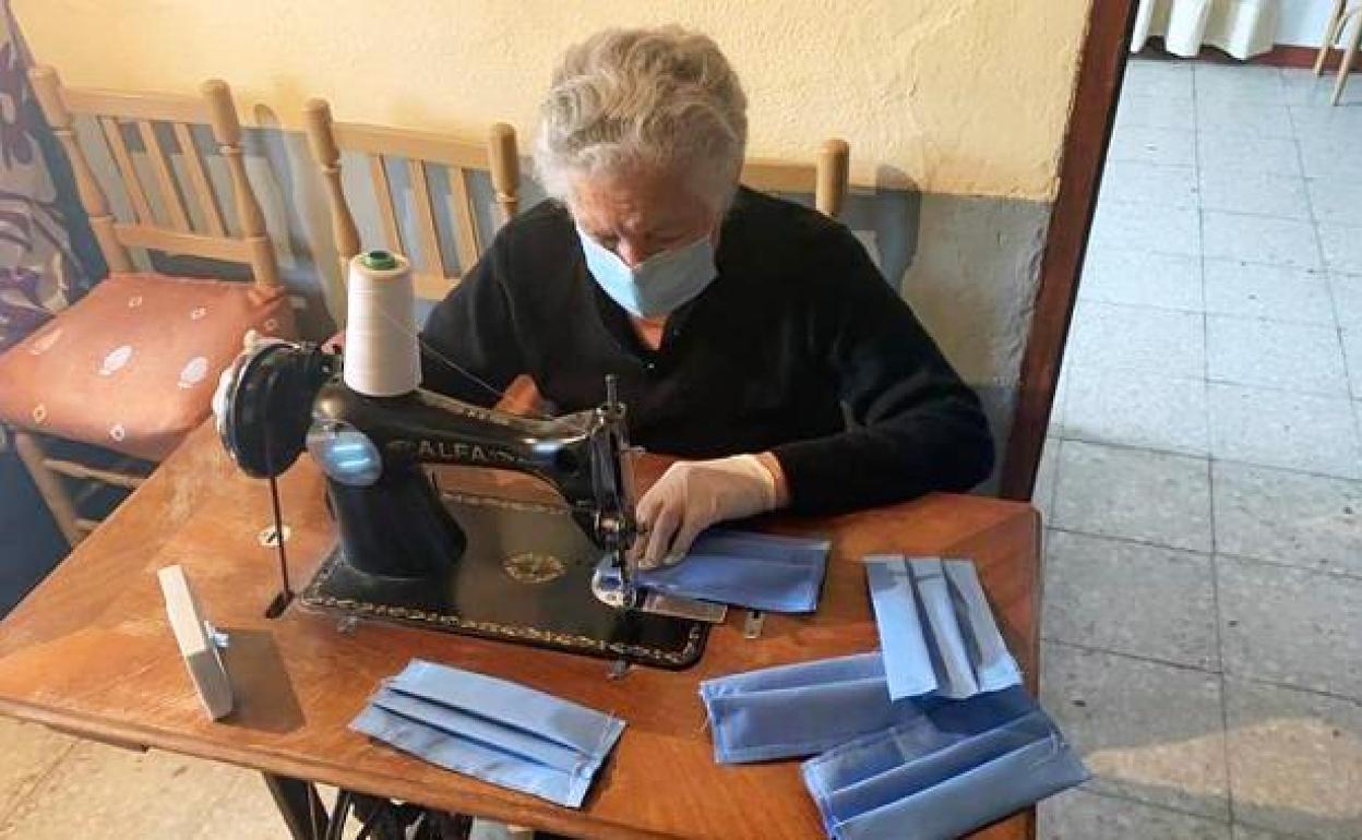 Vecina de la comarca confeccionando mascarillas 