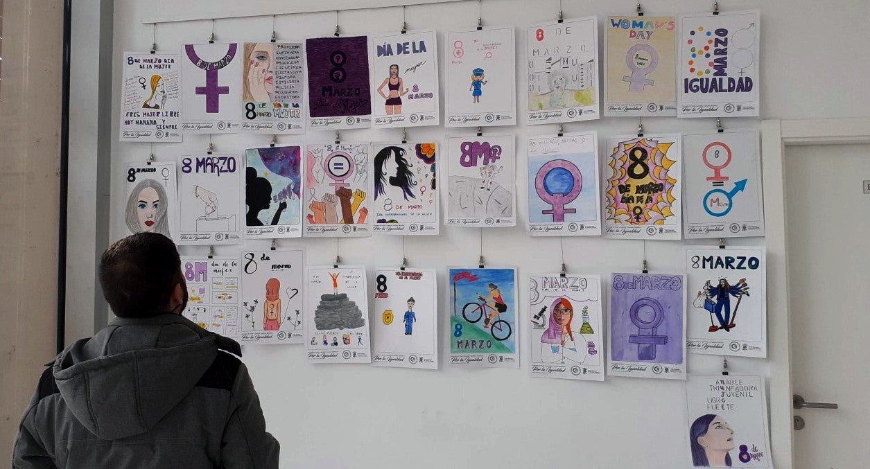 Algunos de los diibujos escolares expuestos en La Gota 