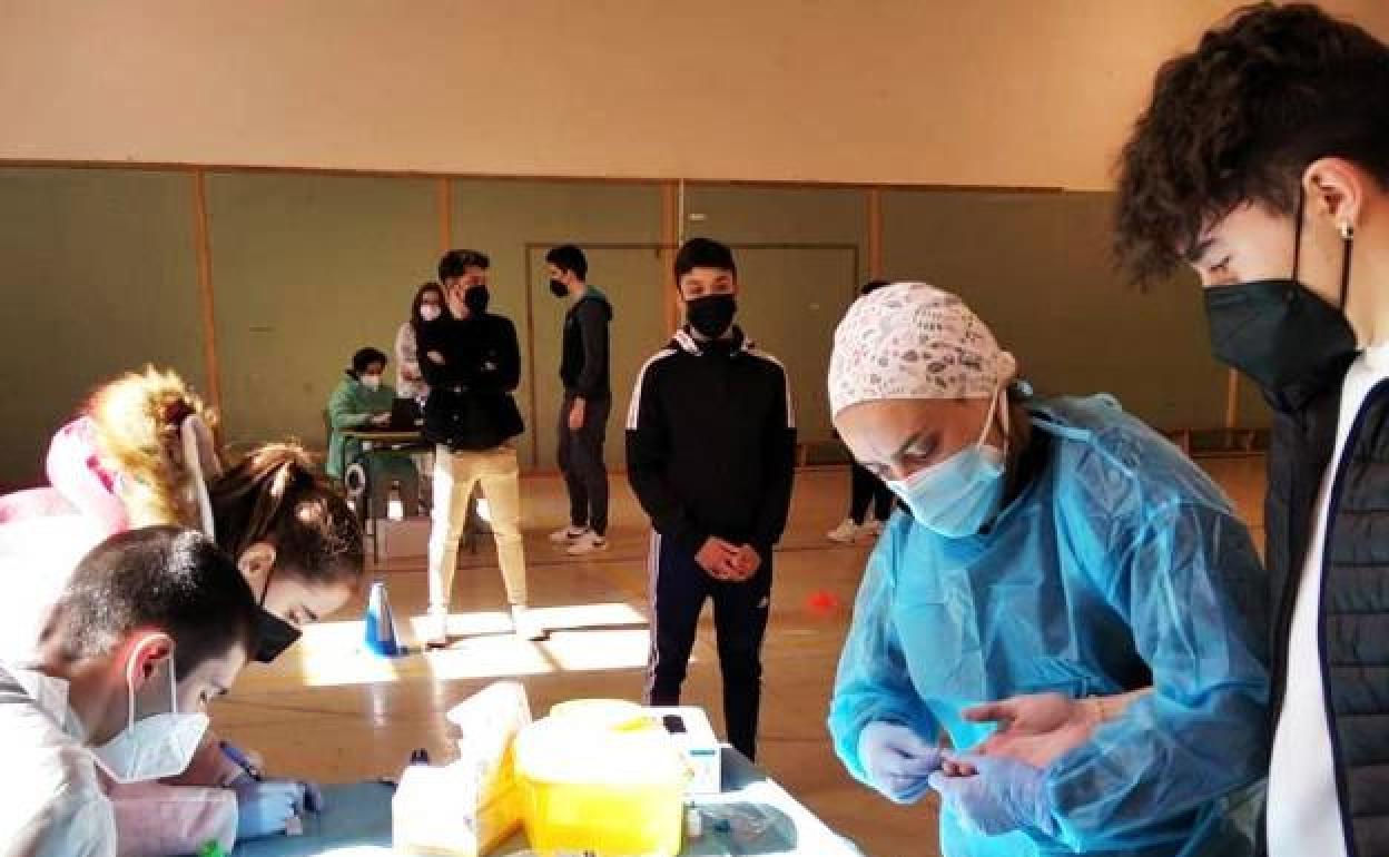 Alumnos y sanitarios durante la realización de las pruebas 
