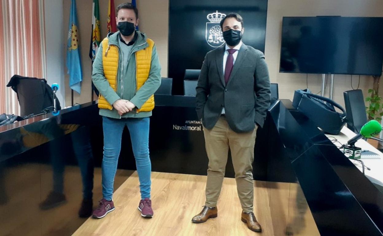 Juan Máximo Villar con Ángel Muñoz tras anunciar este su renuncia a la concejalía 