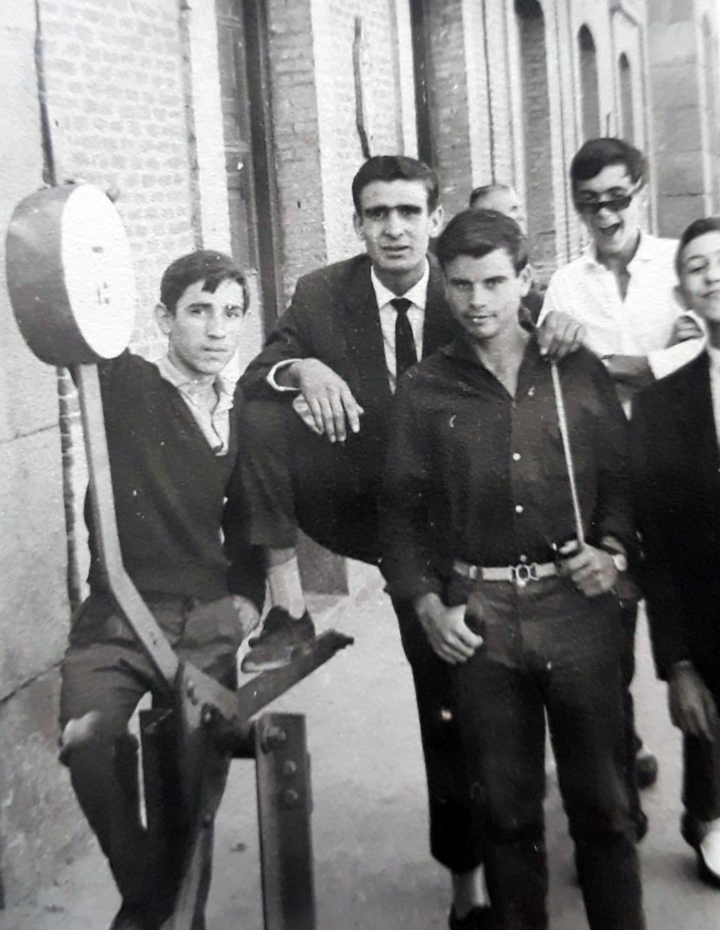 Reyes, Víctor, Paco Alcántara, Amador y Pedro, en el andén de la estación con el cambio de aguja