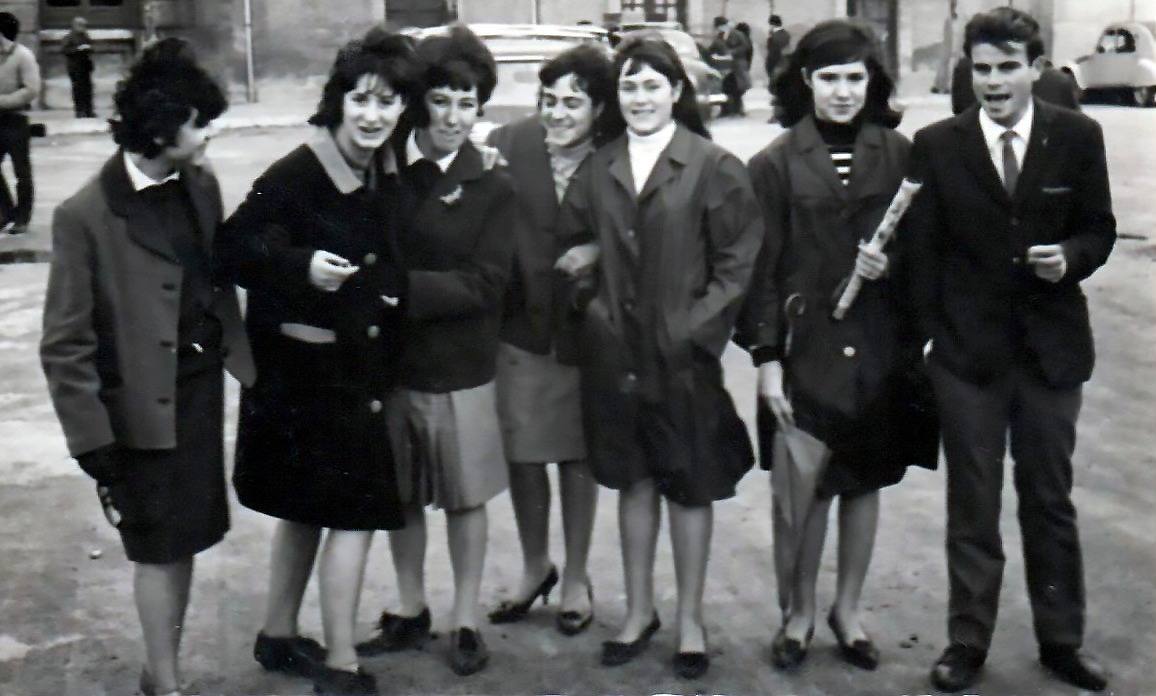 Paseando por la estación, Maribel Monge, María José Galindo, Angelines Alfonso, Paqui Sánchez, María José Lombardía y Paco Alcántara, año 1963
