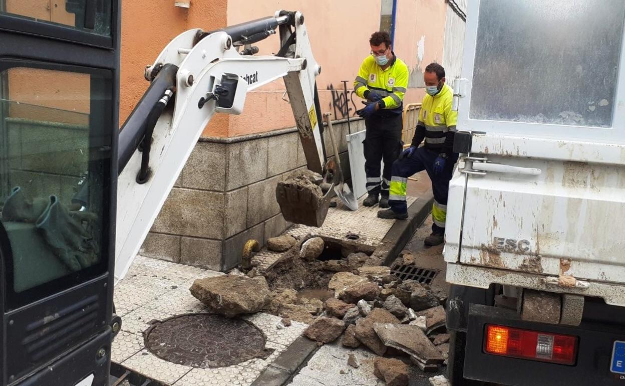 La rotura de una tubería en la calle Jorge Moro deja sin agua a cientos de vecinos