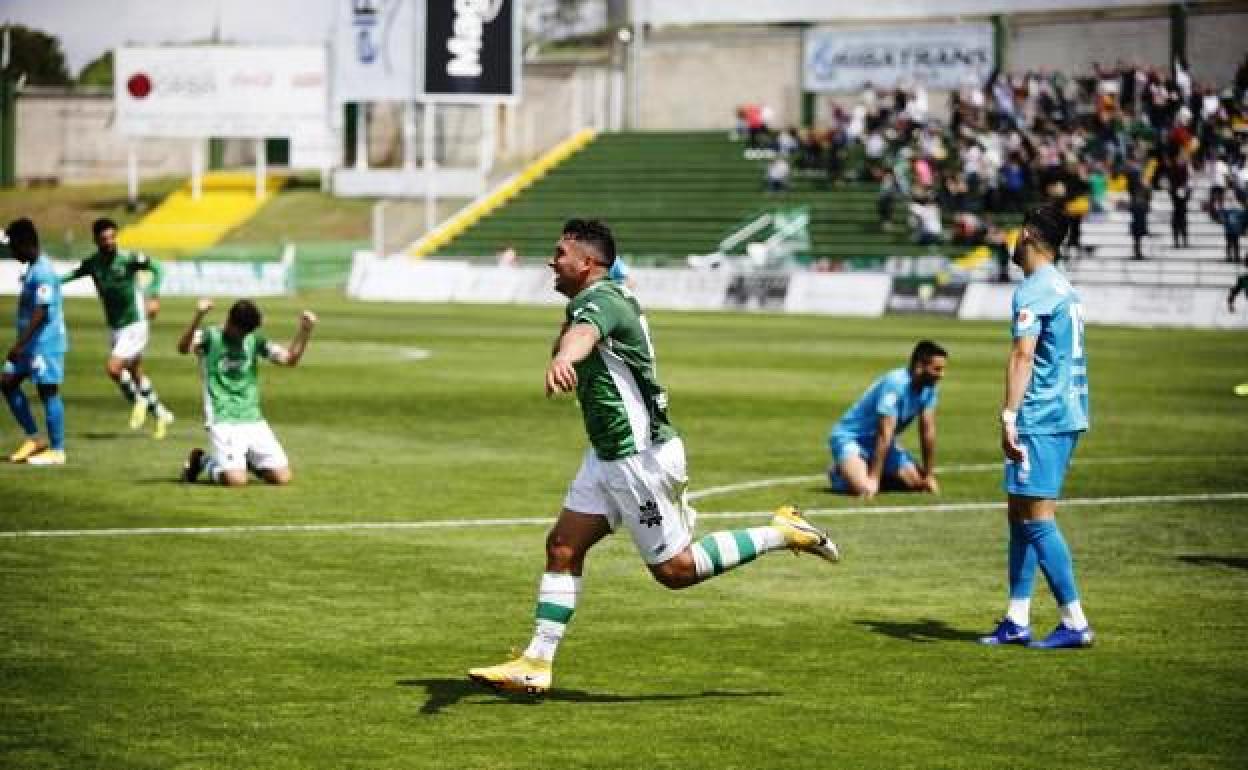 El Cacereño, a un paso del ascenso tras imponerse al Moralo, 2-0