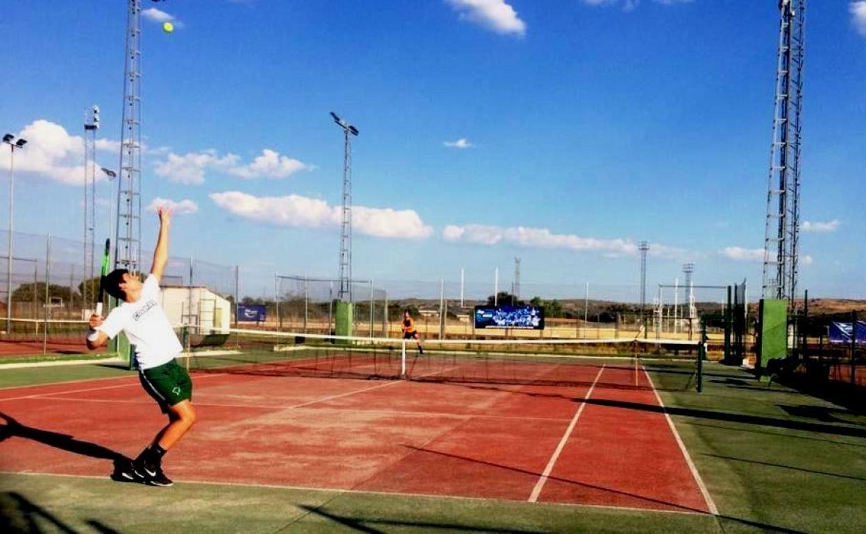 Navalmoral acoge este fin de semana el Campeonato de Extremadura de tenis por equipos cadete masculino