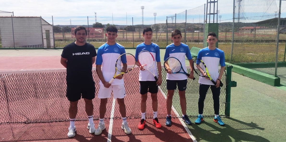 Ricardo Almoharín y los integrantes del equipo local 