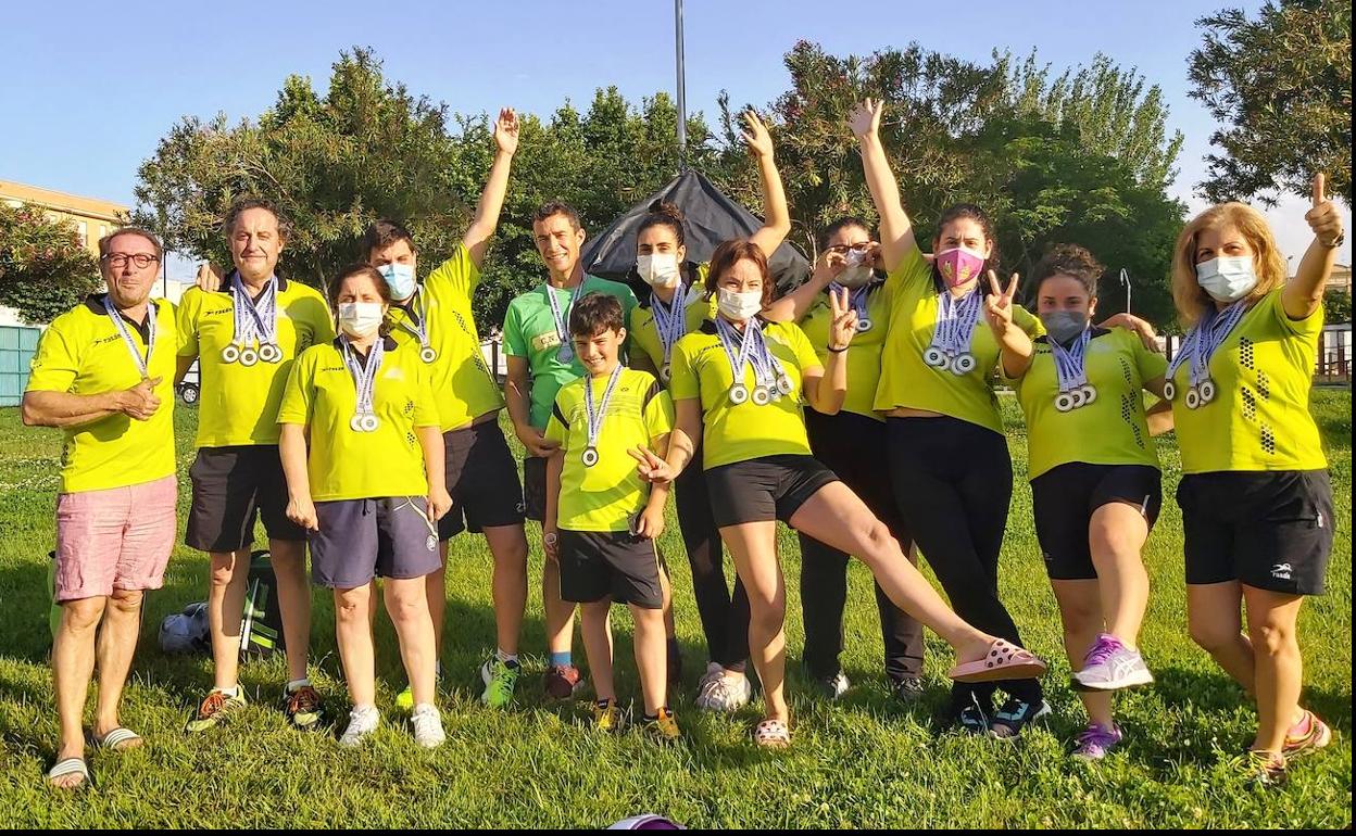 Los nadadores moralos cargados de medallas 