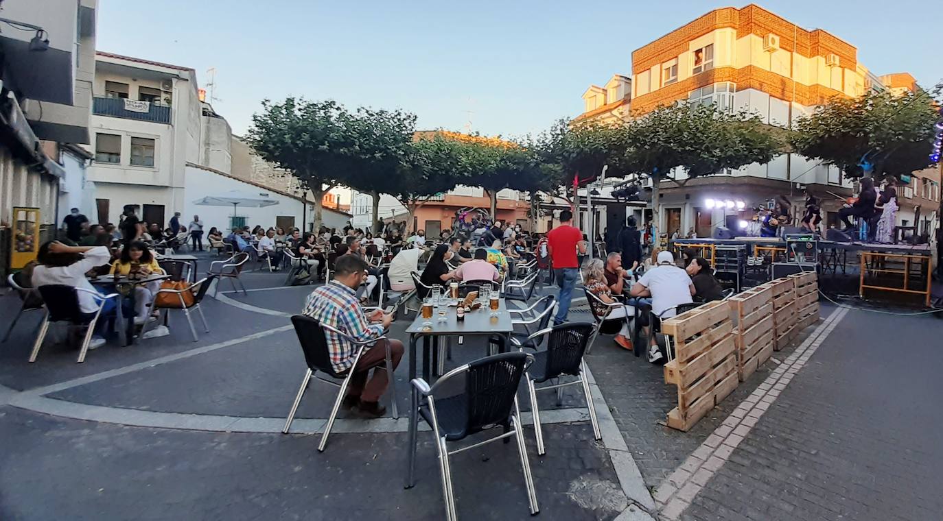 Ambiente en la Plaza Vieja en la noche del jueves 