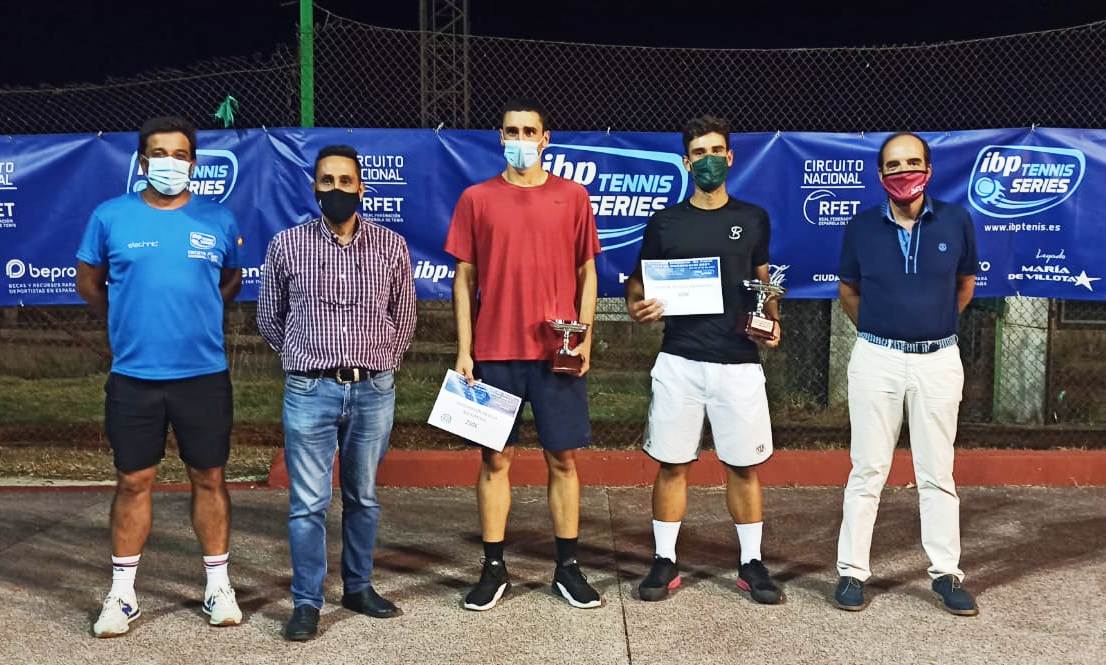Autoridades y organizador con los finalistas en la entrega de premios 