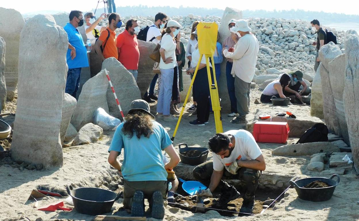 Trabajos en el dolmen, junto a los visitantes