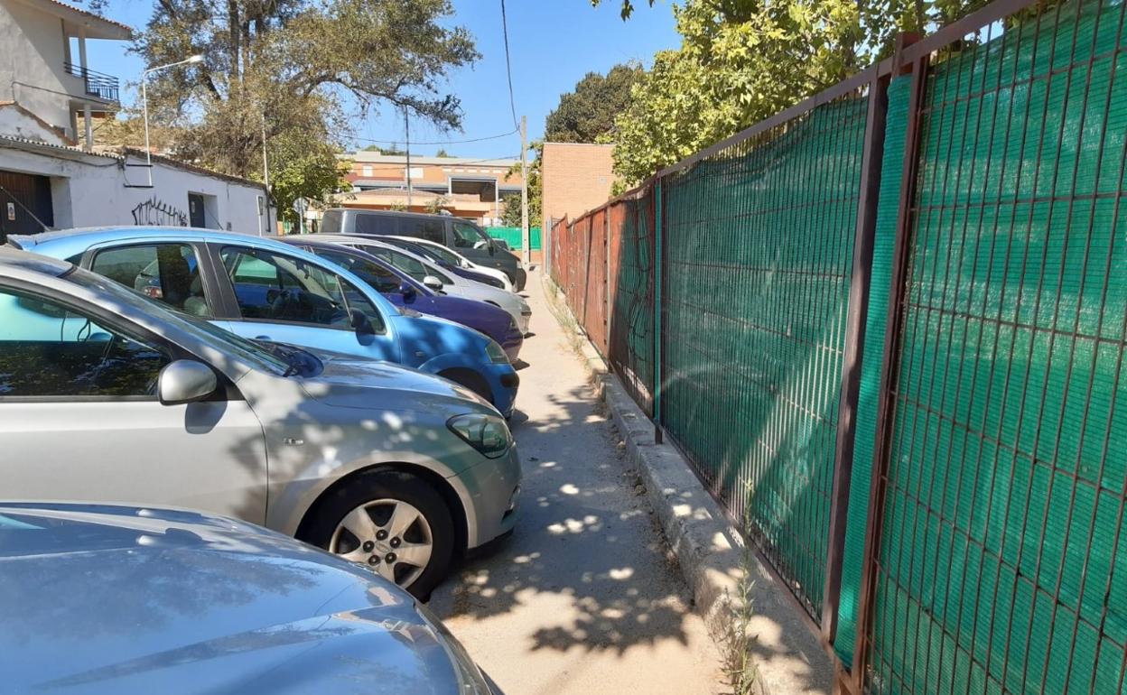 Los vehículos estacionados invaden la acera 