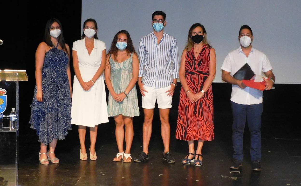 Foto de familia de los protagonistas del acto con la concejala de Educación 