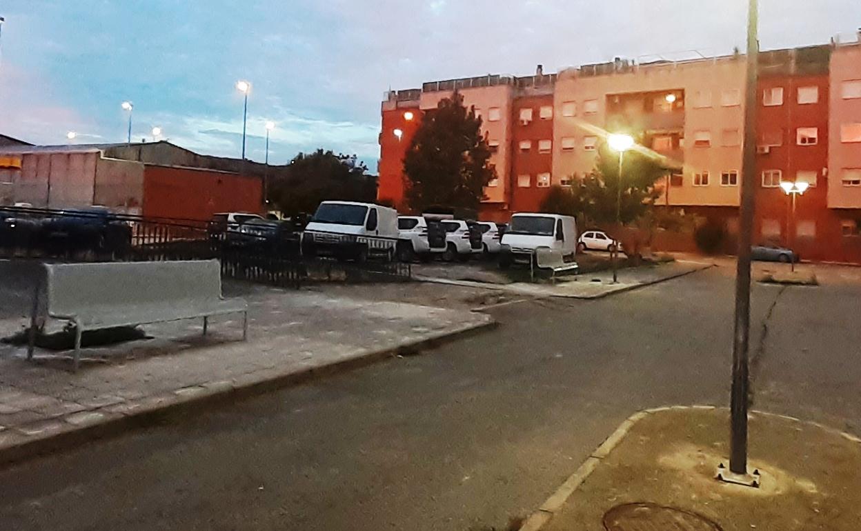 Vehículos de la Guardia Civil frente a las viviendas 