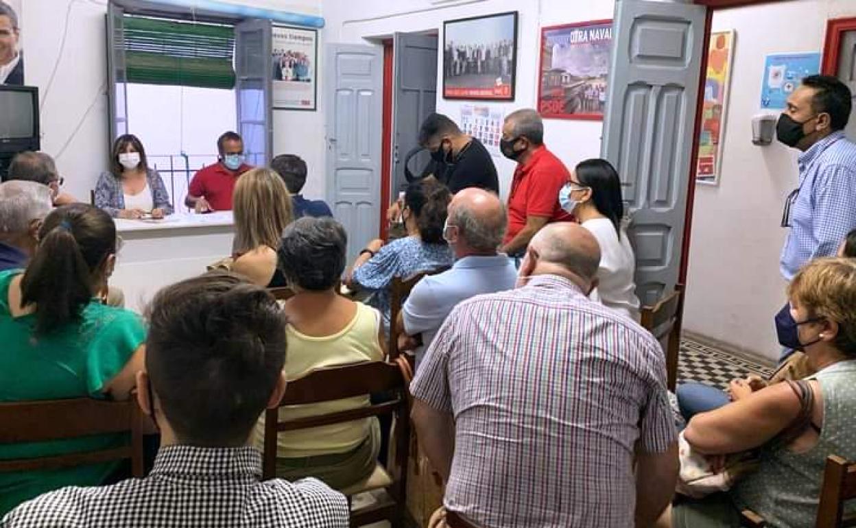 Integrantes de la Agrupación Socialista con el secretario provincial, Miguel Ángel Morales, 