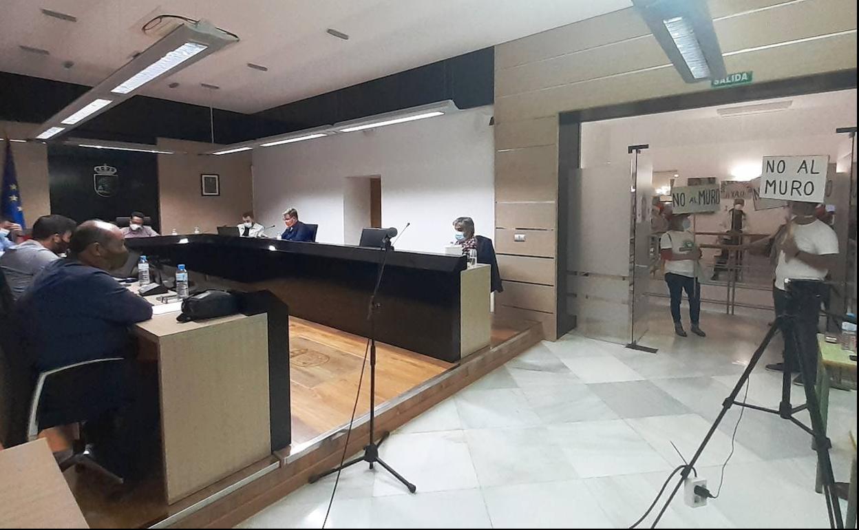 La plataforma No al Muro hace llegar sus reivindicaciones al pleno