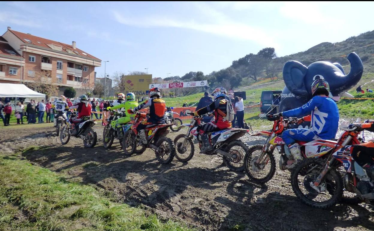 Prueba de enduro en el entorno del edificio multiusos 