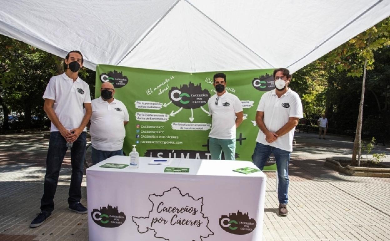 Mesa informativa de Cacereños por Cáceres 