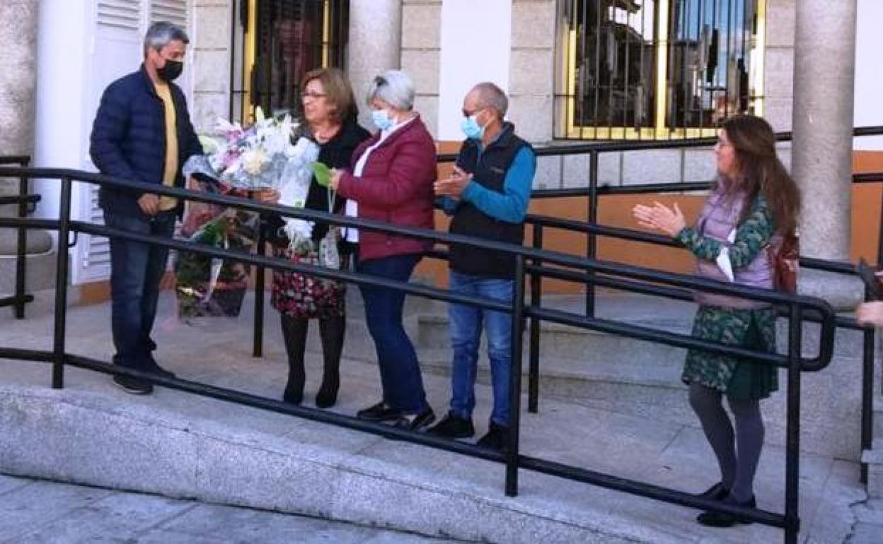 Acompañada por el alcalde, la doctora y otros vecinos 