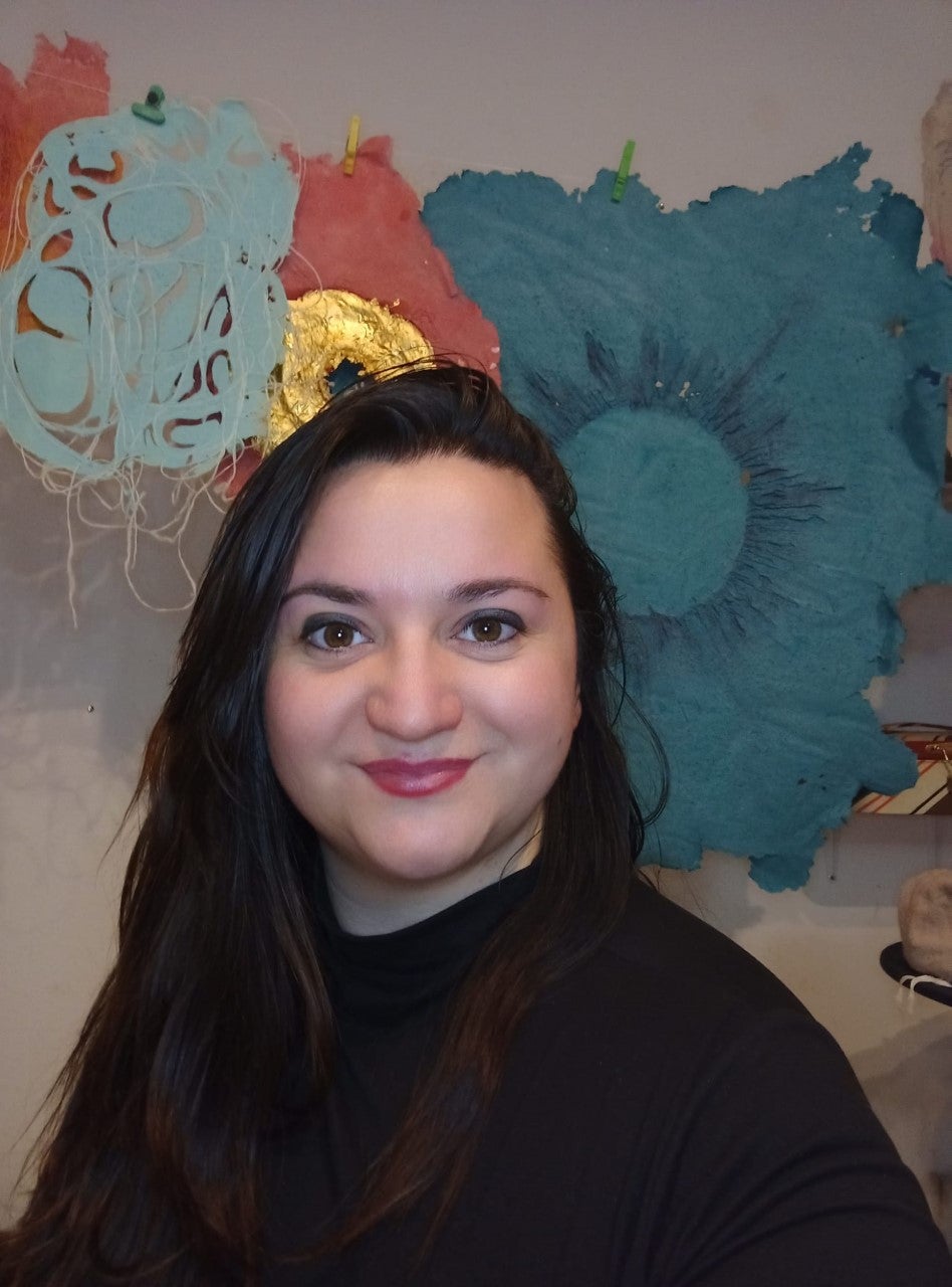 Elena Bautista en su taller ante algunos de sus grabados 