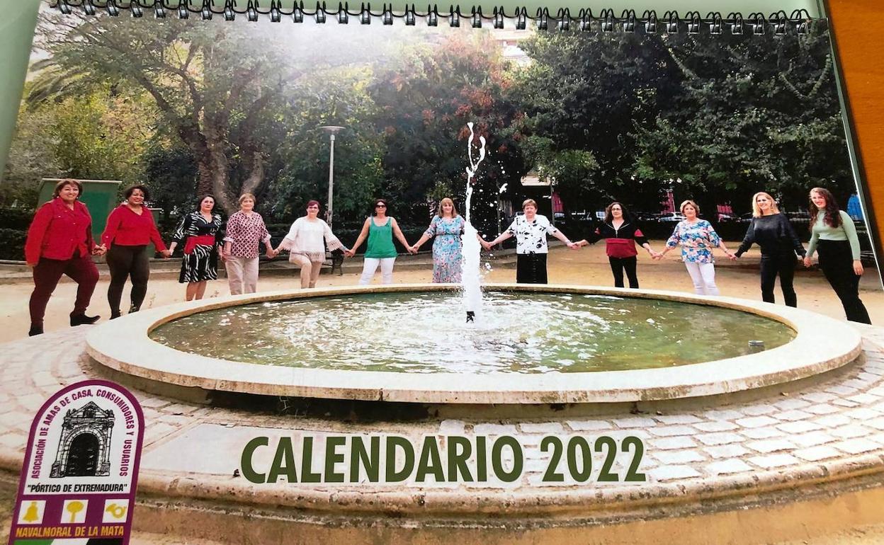 La asociación de amas de casa lanza un nuevo calendario solidario, este año con la isla de La Palma