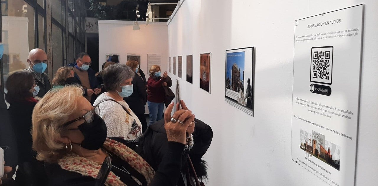 Vecinos de Peraleda en la exposición de los esgrafidos 